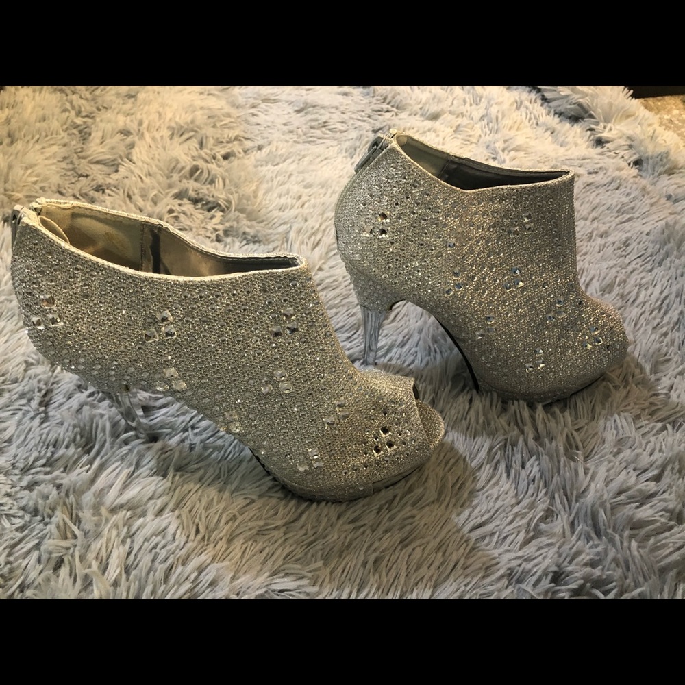 Heel booties peep toe bnib